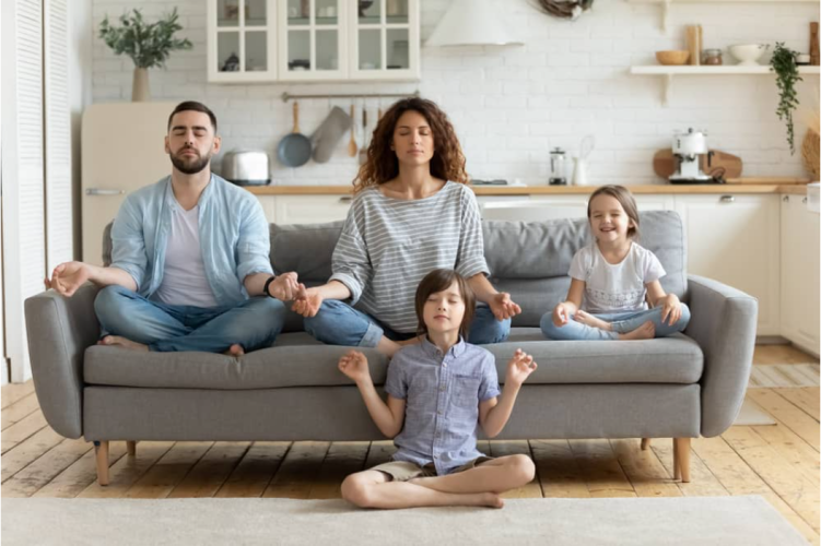 famille qui médite