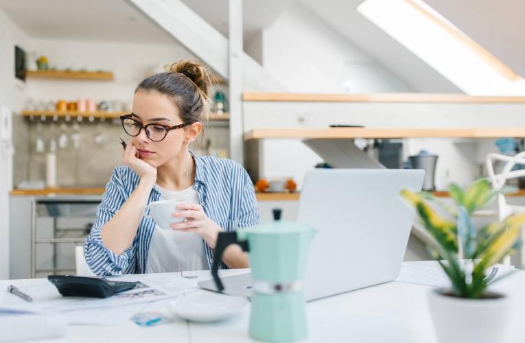 Femme sur un bureau qui calcule