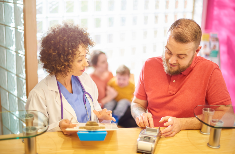 Professionnel de santé avec patient en train de payer