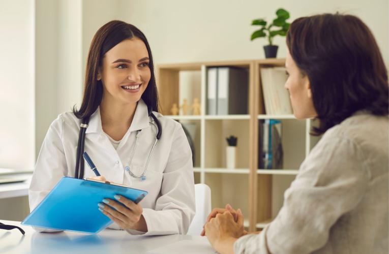 Une femme médecin et son patient