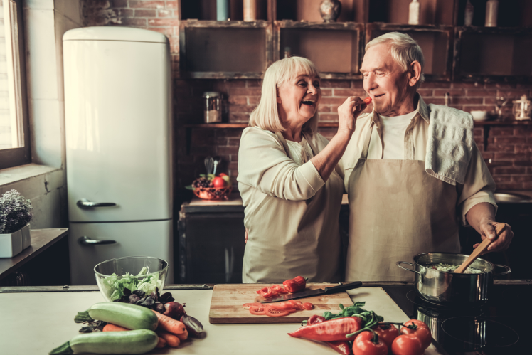 Couple âgé en cuisine