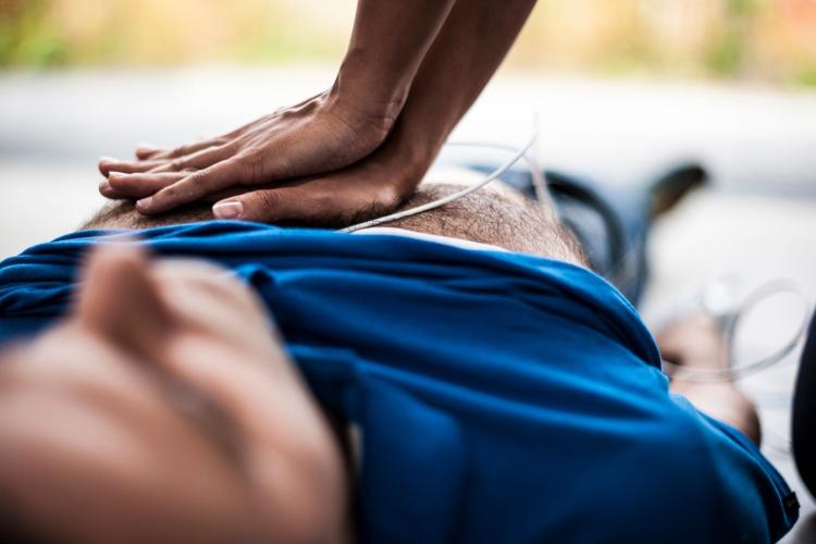 Femme qui pratique un massage cardiaque sur un homme