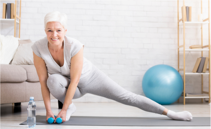 Femme âgée qui fait du sport